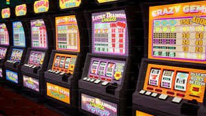 Fult24 APP ဒေါင်းလုဒ် — Android iOS ဖုန်းဖြင့် Football Casino Slots ကစားနေသောမြင်ကွင်း